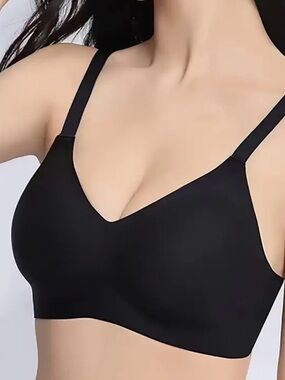 Everyday Smooth Wireless Bra in Black